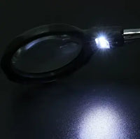 Helpend Handje met verlichting en vergrootglas